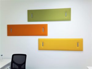 pannelli fonoassorbenti colorati per comfort acustico in ufficio - riganelli