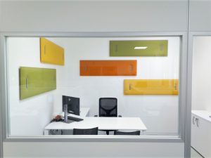 ufficio operativo con pareti divisorie e pannelli fonoassorbenti colorati per correzione acustica - riganelli