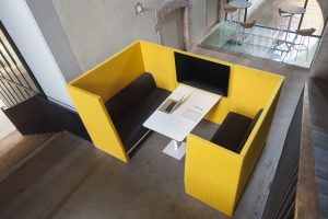divanetti fonoassorbenti con tavolo e schermo per accogliere clienti - riganelli