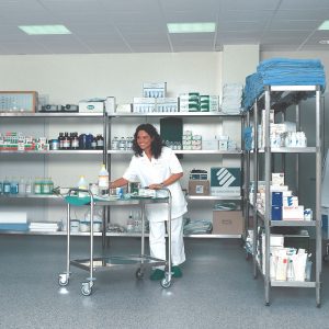 scaffalatura inox per farmaci in settore ospedaliero - riganelli