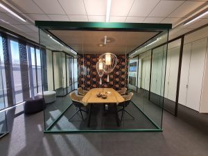 ufficio realizzato con parete divisoria unica e parete personalizzata con carta da parati -riganelli