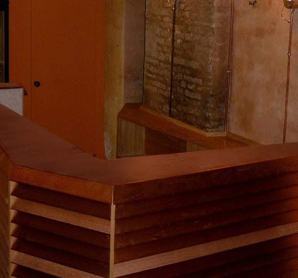 realizzazione bancone cassa in legno per enoteca - riganelli