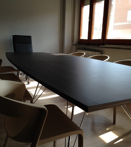Tavolo-riunione-uffici-direzionali-Riganelli-Arredamenti