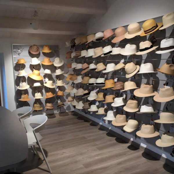 Espositore cappelli parete attrezzata - Riganelli Arredamenti