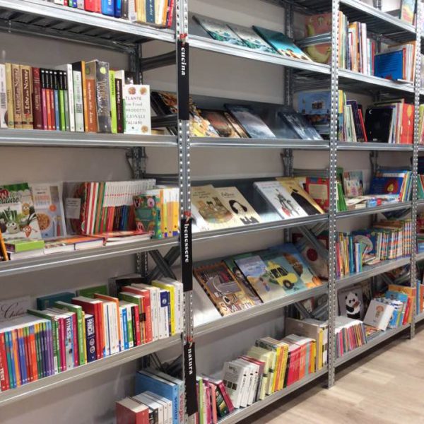 Scaffalatura negozio libreria - Riganelli Arredamenti