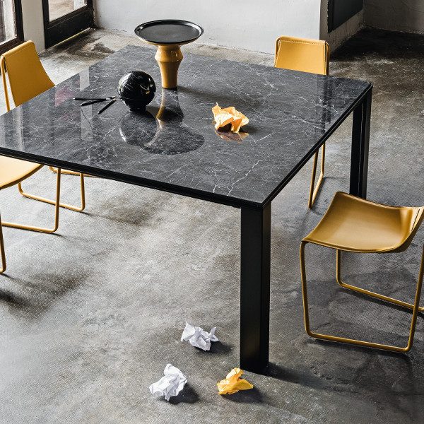 Marcopolo tavolo riunioni quadrato allungabile con piano in cristalceramica finitura marmo nera - riganelli