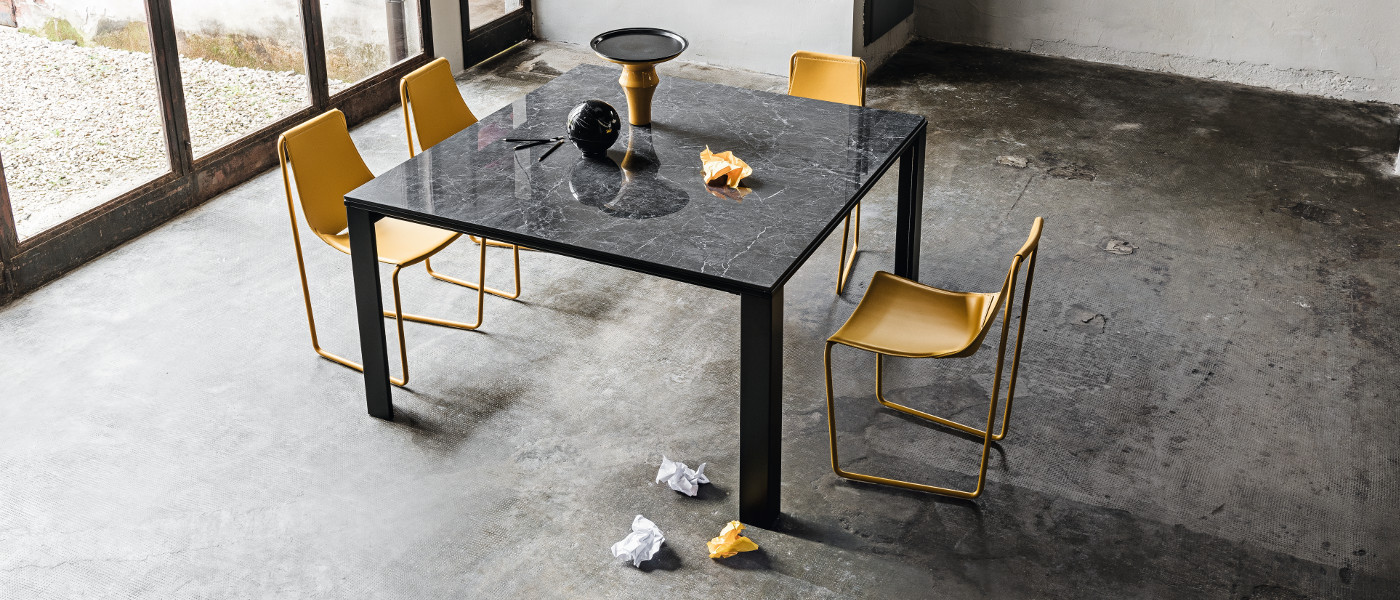 Marcopolo tavolo riunioni quadrato allungabile con piano in cristalceramica finitura marmo nera - riganelli