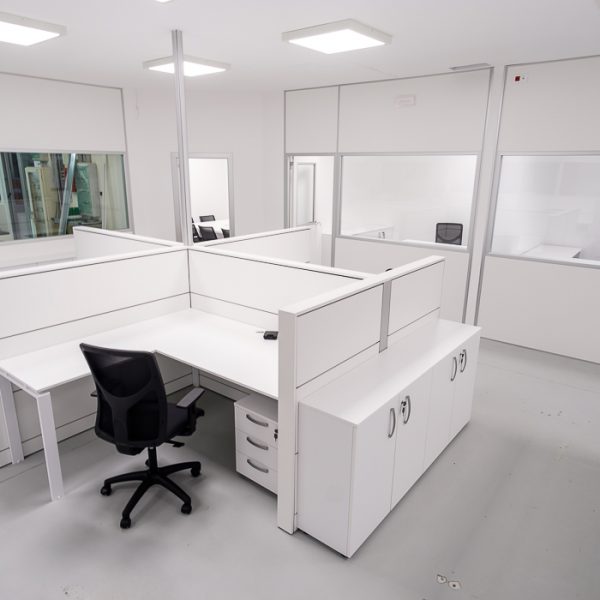 Divisione spazi in ufficio con paretine e scrivanie operative - riganelli