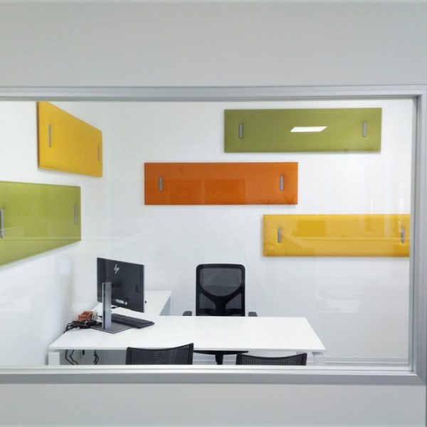 ufficio operativo con pareti divisorie e pannelli fonoassorbenti colorati per correzione acustica - riganelli