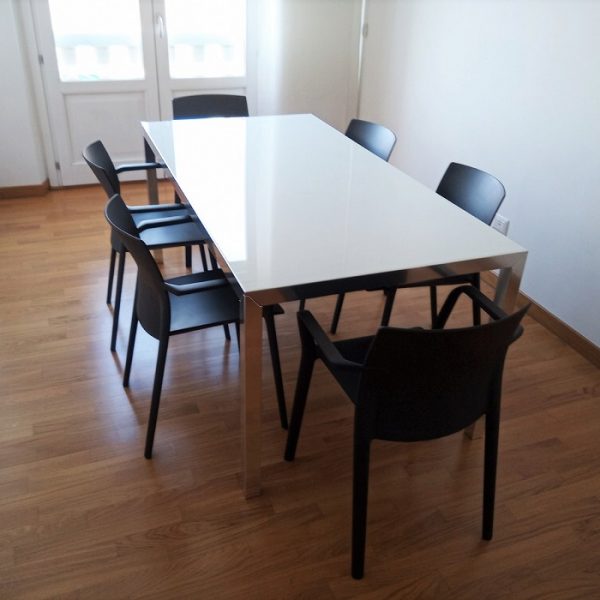 tavolo riunione per sala stipula con sedute in polipropilene -riganelli