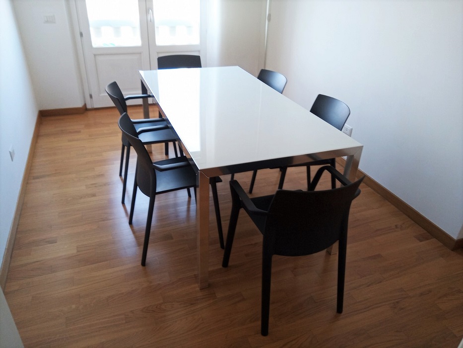 tavolo riunione per sala stipula con sedute in polipropilene -riganelli