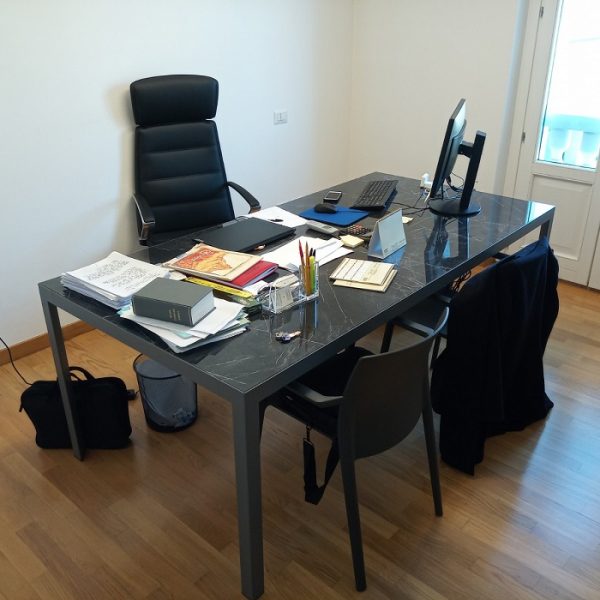 ufficio direzionale con scrivania in vetro e poltrona direzionale per studio notarile - riganelli