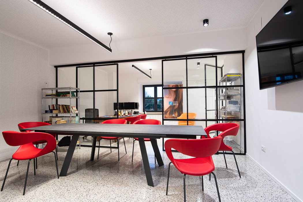 sala riunione con tavolo e sedie di design riganelli