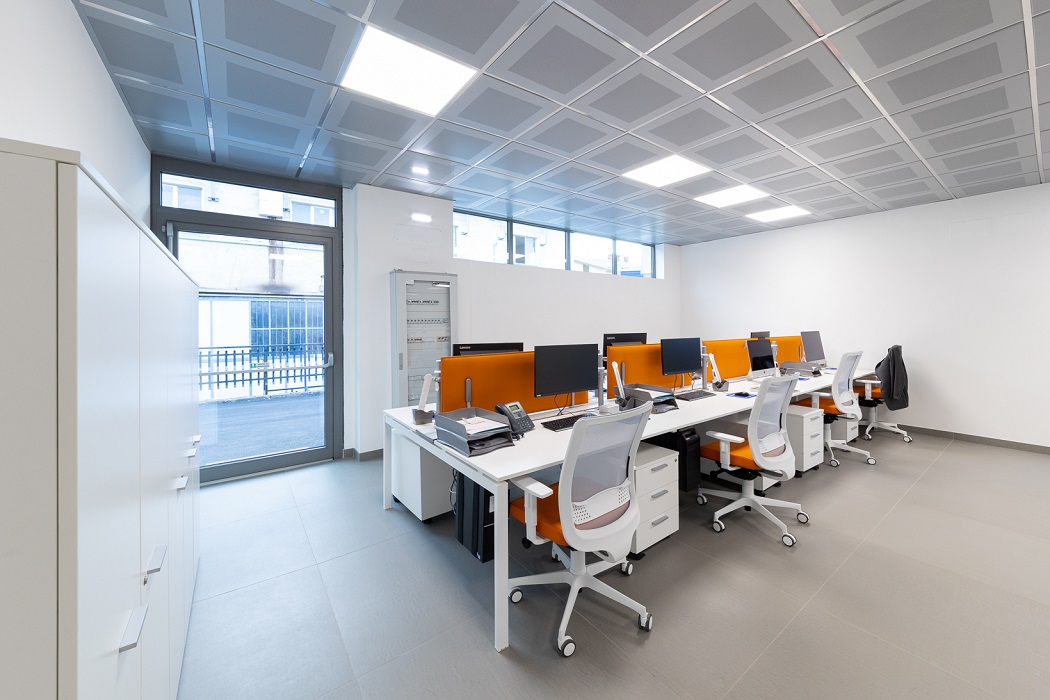 nuovi uffici Olicor multipostazione operativa con braccio portamonitor e pannelli fonoassorbenti divisori -riganelli