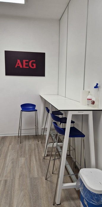 tavoli alti e sgabelli per l'area relax in ufficio -riganelli