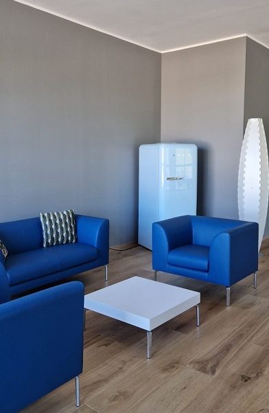 realizzazione sala d'attesa con divani e poltrone blu - riganelli