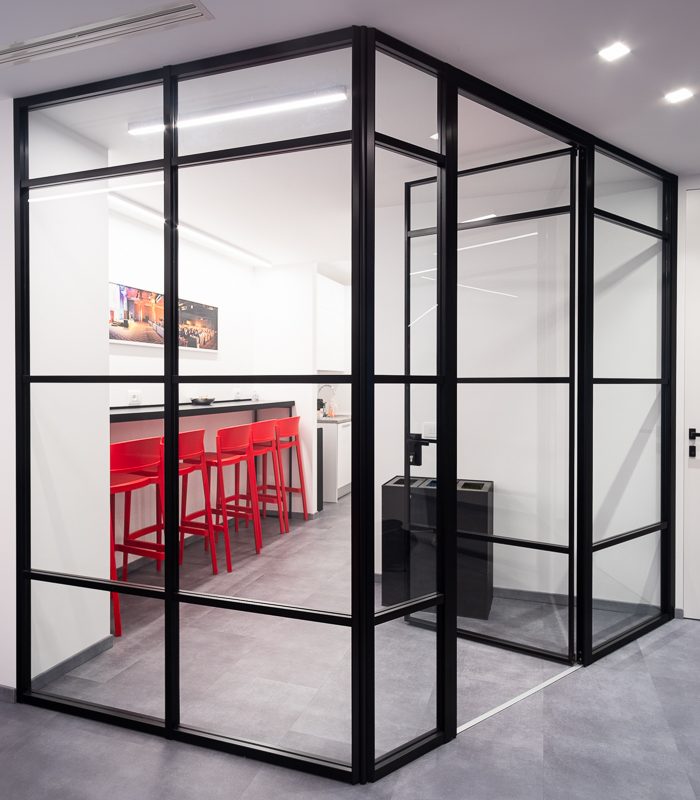progettazione e installazione pareti divisorie vetrate con montanti neri per ufficio -riganelli