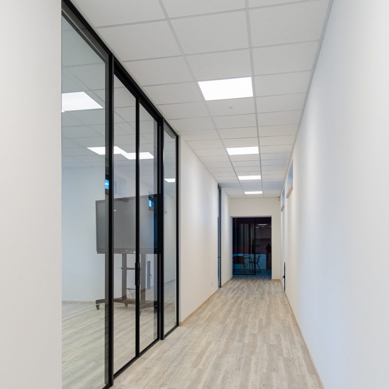 Realizzazione uffici operativi pareti divisorie in vetro -riganelli